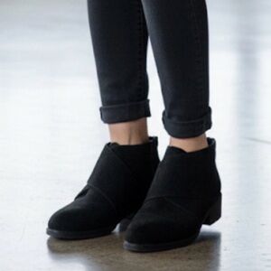 296. Preloved (Worn 1X) Kohl's Black Ankle Boots w/ Minimalist Design faux suede